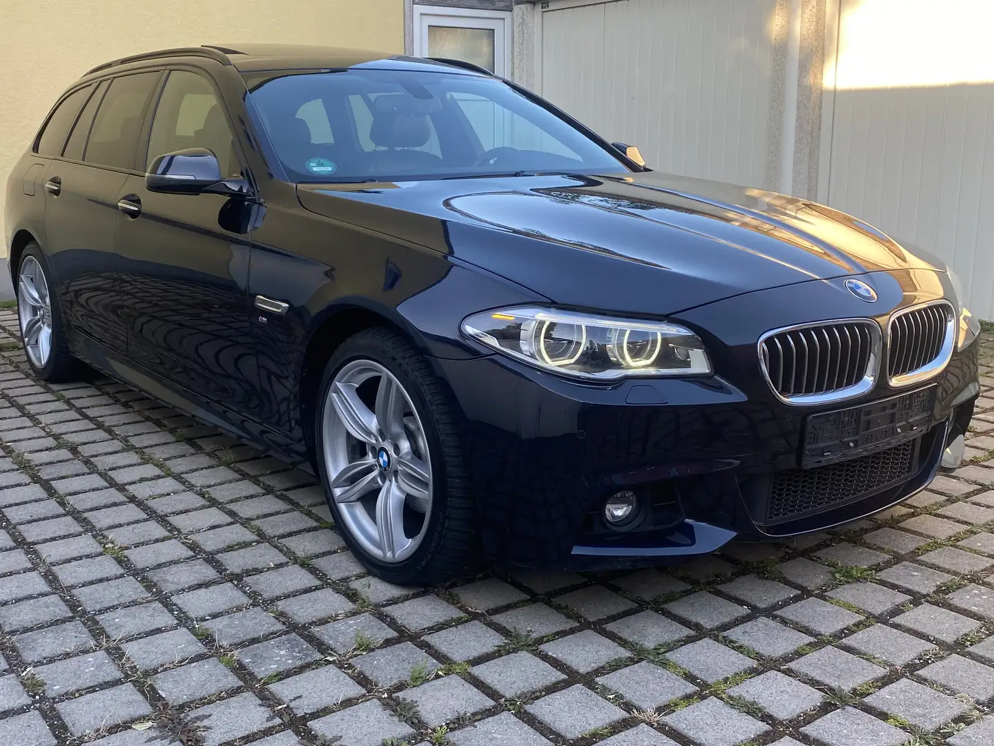 BMW 520 d xDrive Touring Aut. Schwarz - 2
