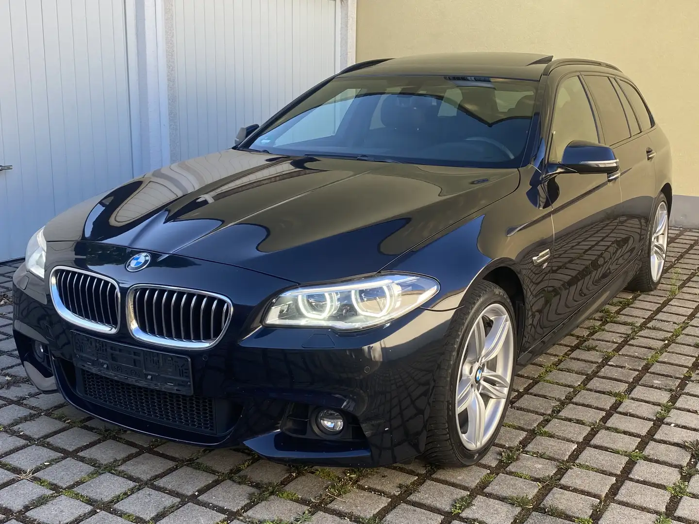 BMW 520 d xDrive Touring Aut. Schwarz - 1