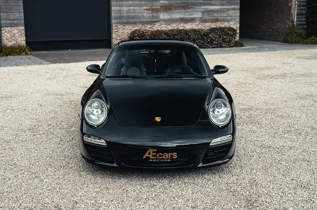 Porsche 911 view 5