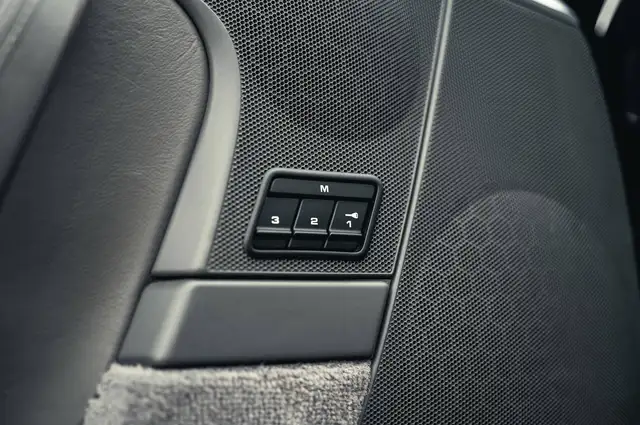 Porsche 911 view 7