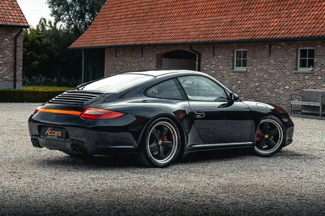 Porsche 911 view 3
