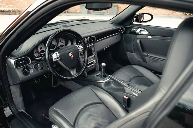 Porsche 911 view 8