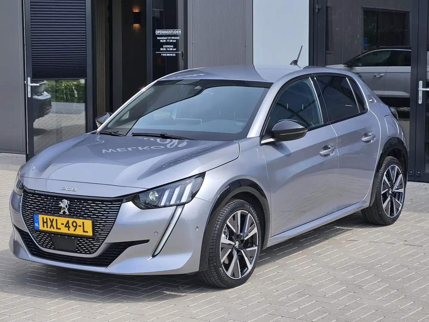 Peugeot 208 1.2 PureTech GT Carplay 15.000km 1e eig Grijs - 2