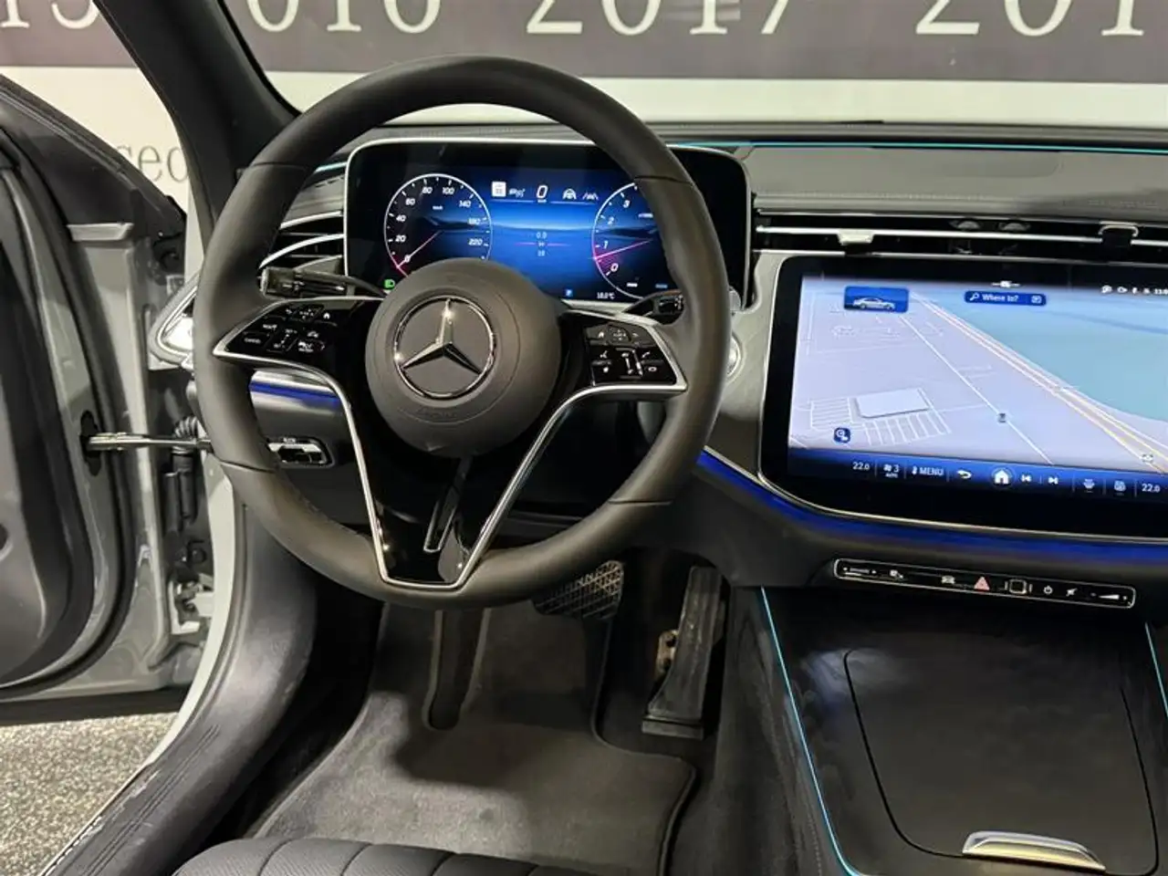 Mercedes-Benz E-Class снимка Mercedes-Benz E-Class