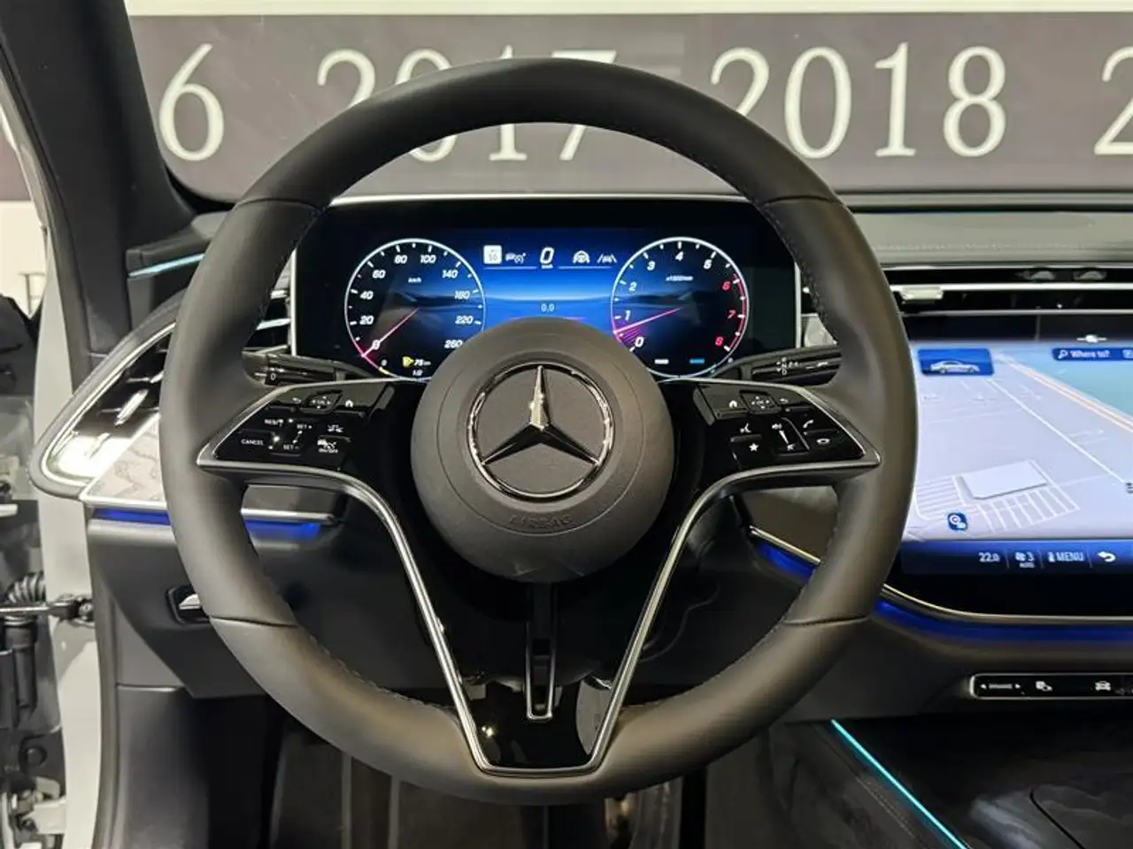 Mercedes-Benz E-Class снимка Mercedes-Benz E-Class