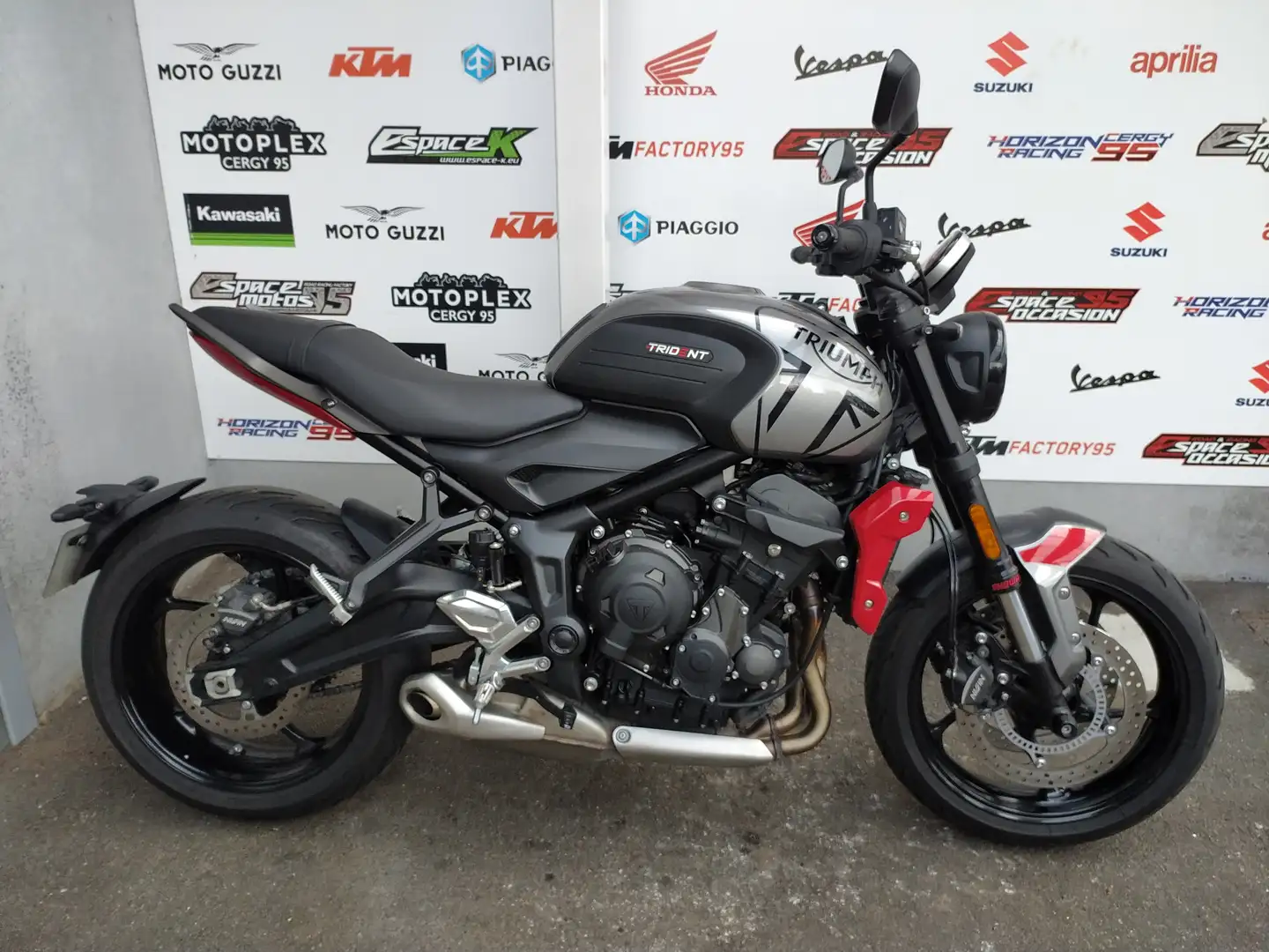 Triumph Trident 660 Gris - 1