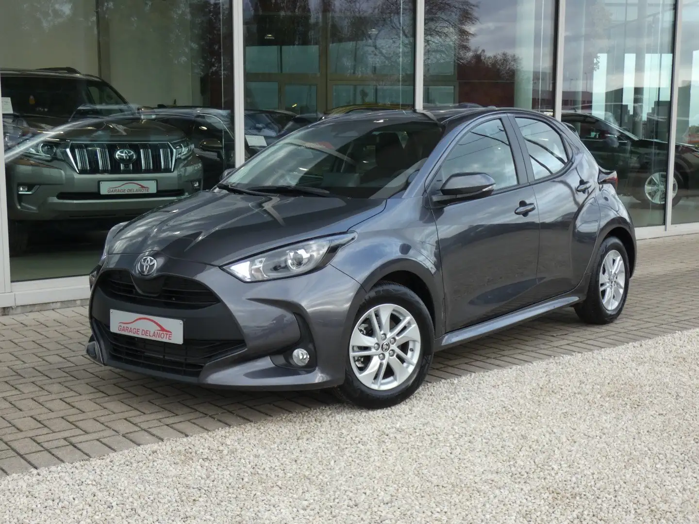 Toyota Yaris Hybrid Dynamic +Apple carplay +Android auto *2024* Grijs - 2