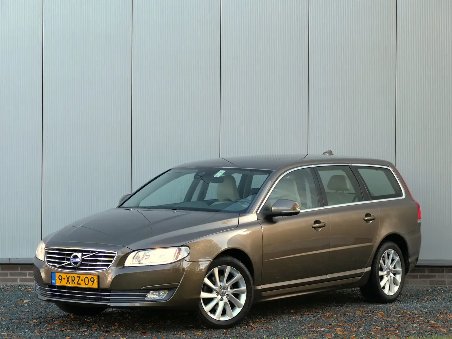 Volvo V70 T4 AUT Nordic+ Navi / Leer / Bluetooth Marrón - 1