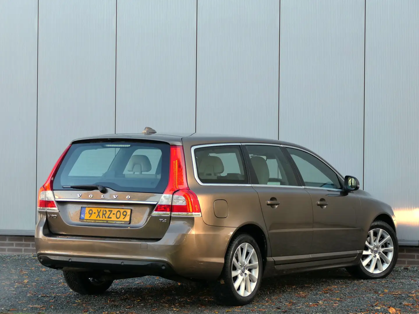 Volvo V70 T4 AUT Nordic+ Navi / Leer / Bluetooth Marrón - 2