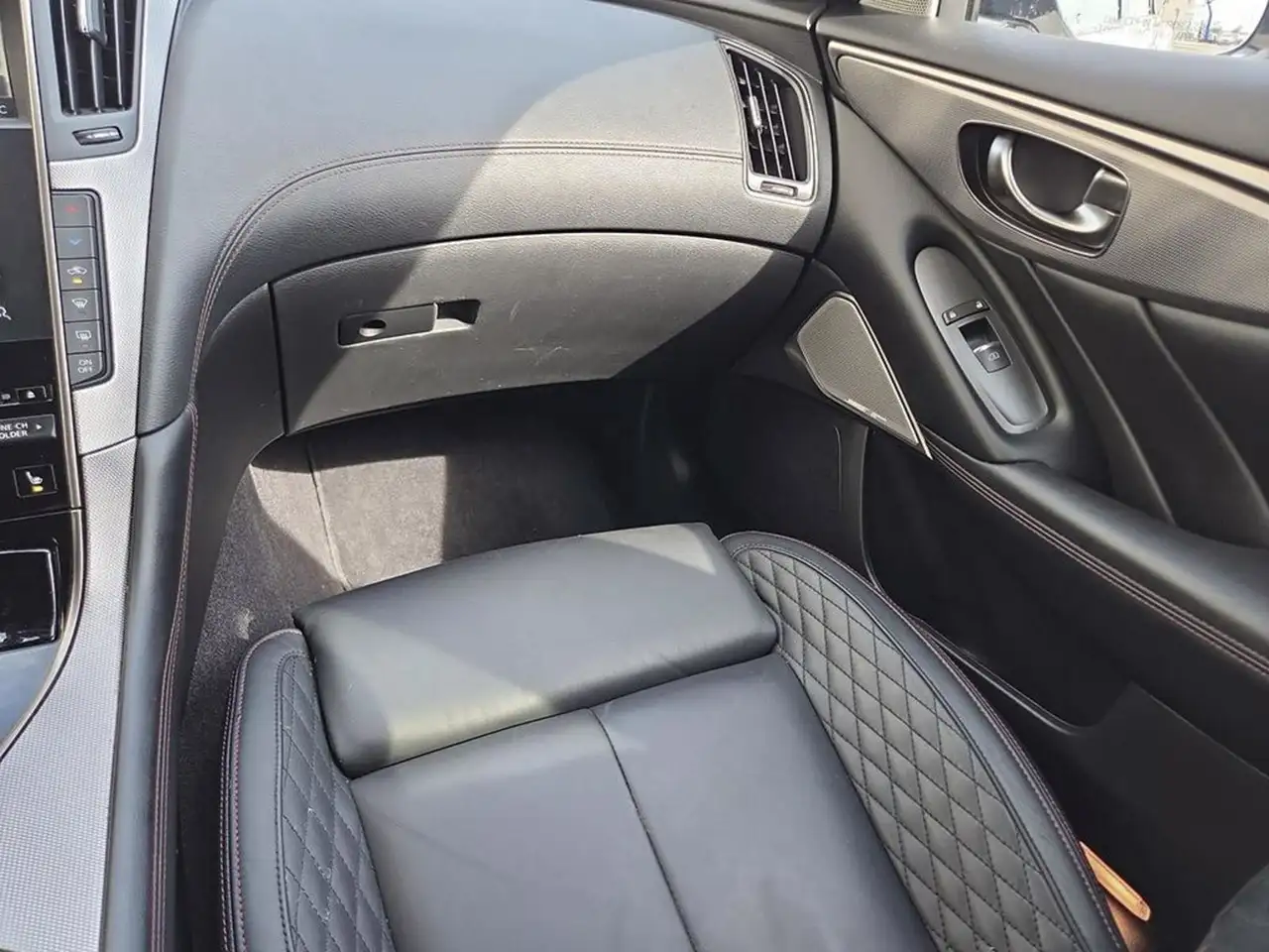 Infiniti Q50 снимка Infiniti Q50