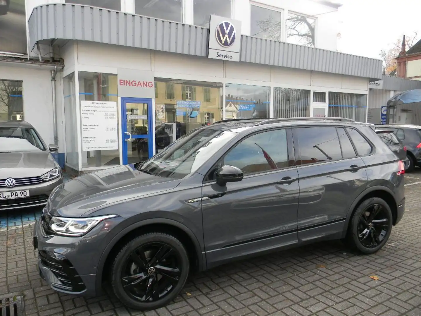 Volkswagen Tiguan R-Line Black Style 2,0 TDI DSG AHK,PANO Grau - 1