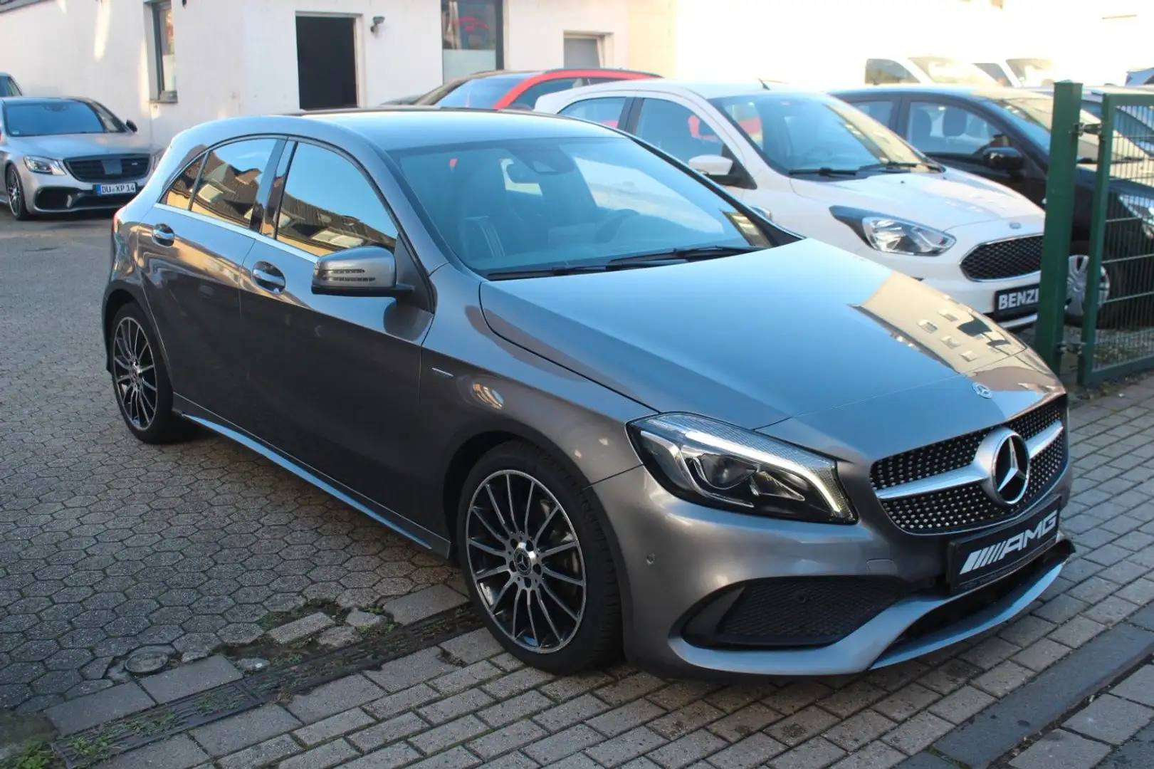 Mercedes-Benz A 180 AMG-Line/Navi/Kamera/Ambiente/Temp/Top Grau - 2