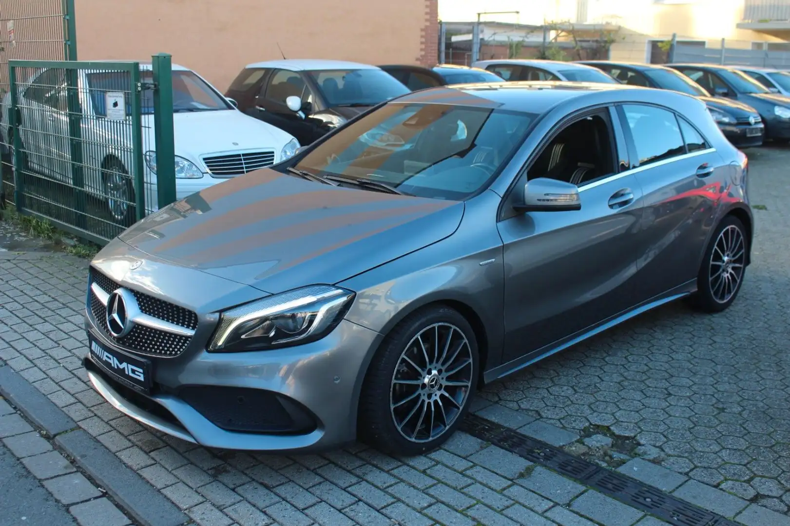 Mercedes-Benz A 180 AMG-Line/Navi/Kamera/Ambiente/Temp/Top Grau - 1
