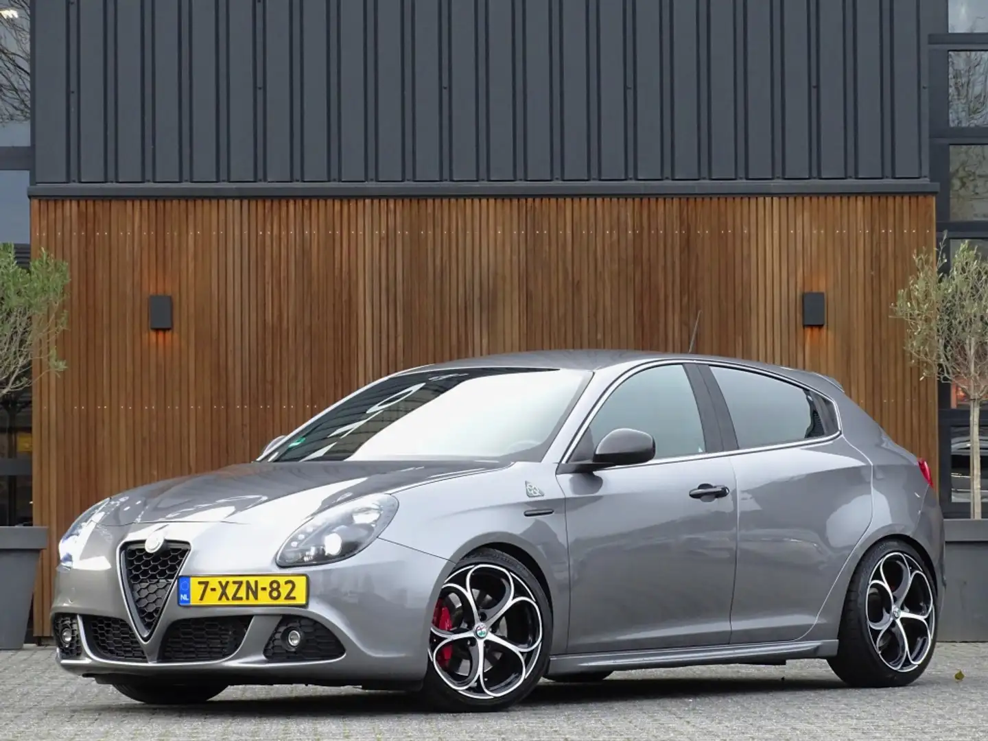 Alfa Romeo Giulietta 1.7 TBi 241PK / 2014 / Carbon / LED / *NAP* Grau - 1