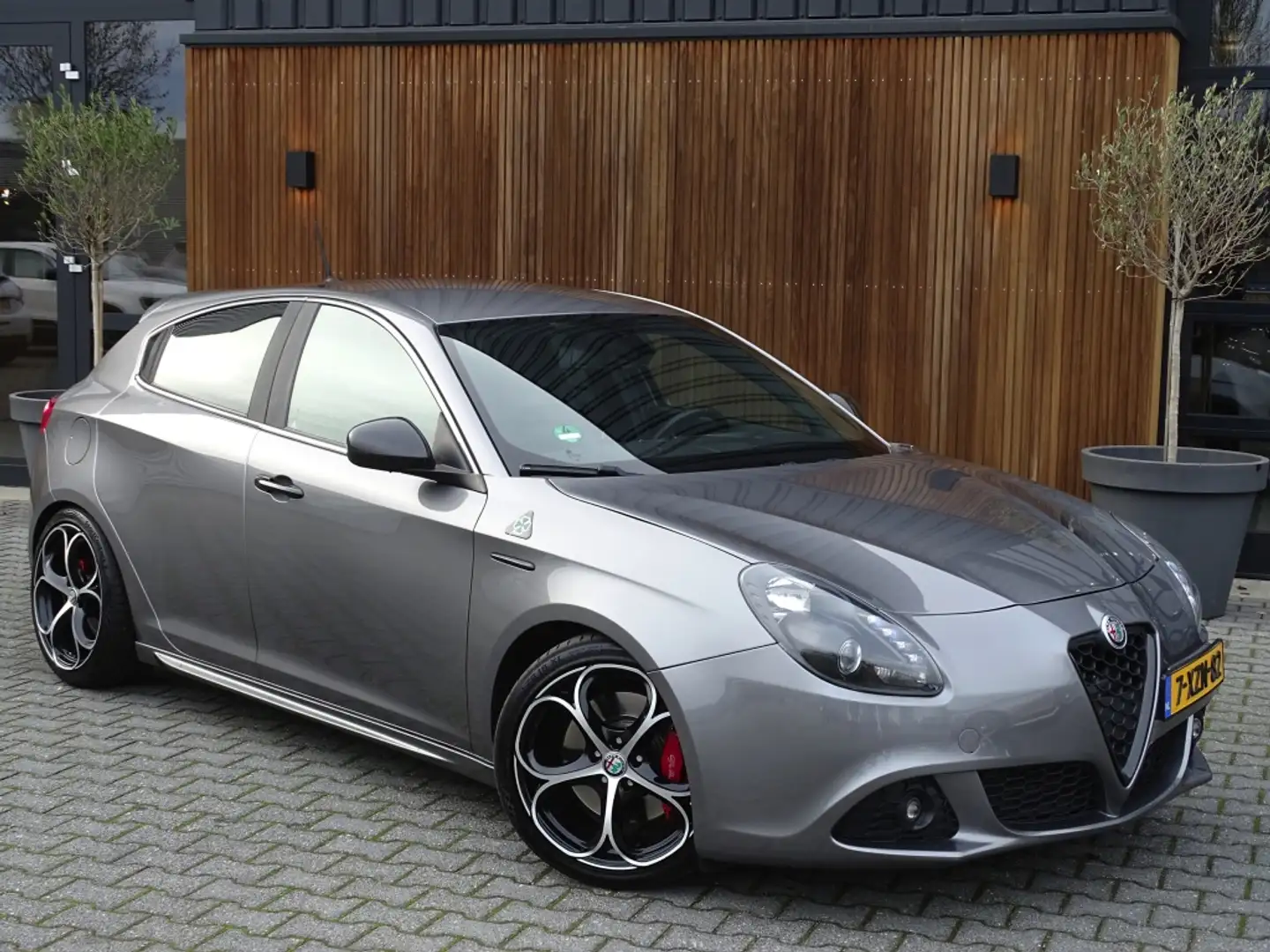 Alfa Romeo Giulietta 1.7 TBi 241PK / 2014 / Carbon / LED / *NAP* Grau - 2