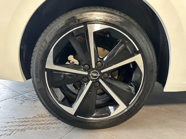 Opel Astra view 3