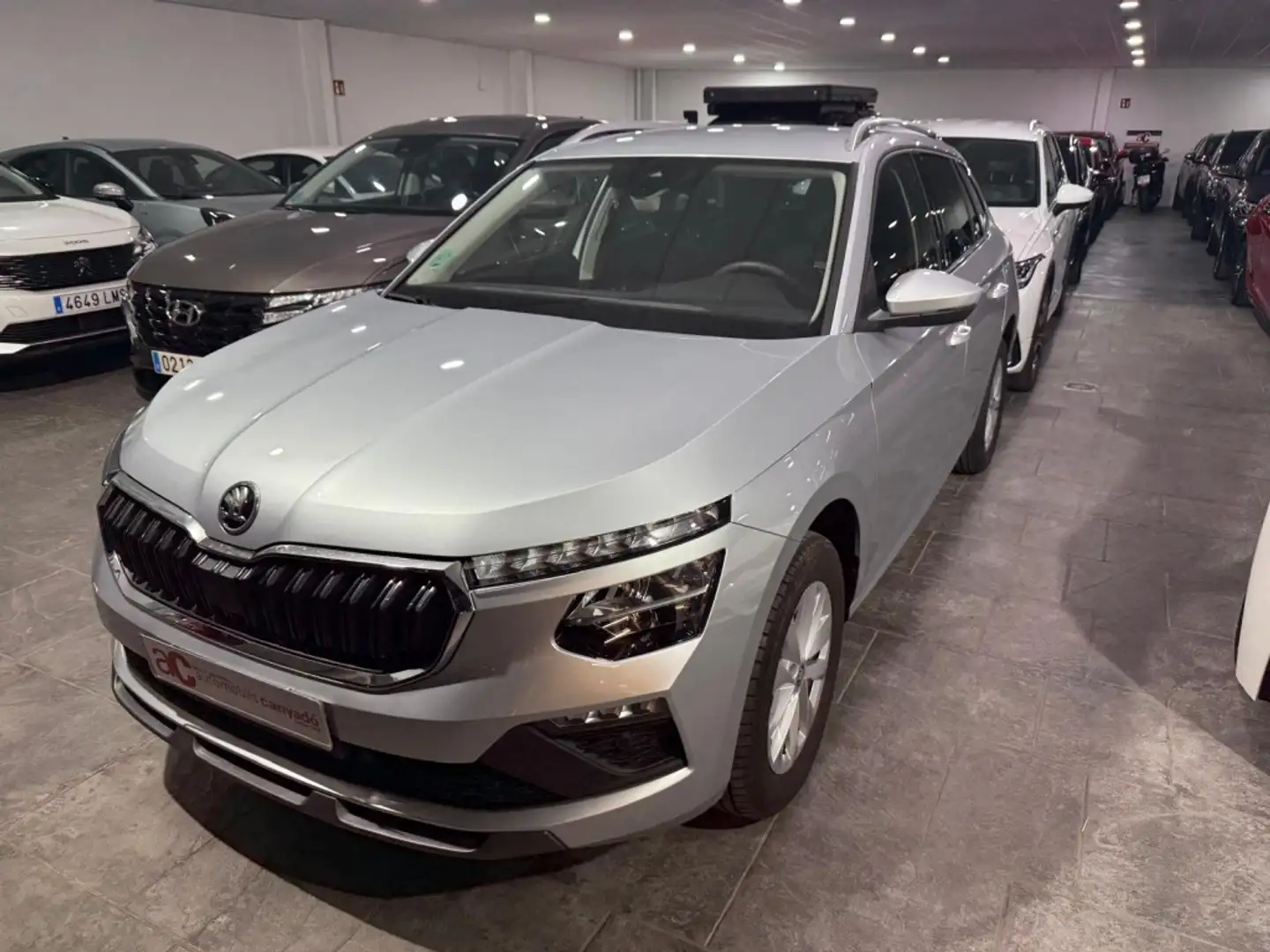Skoda Kamiq 1.0 TSI Design DSG7 85kW Plateado - 2