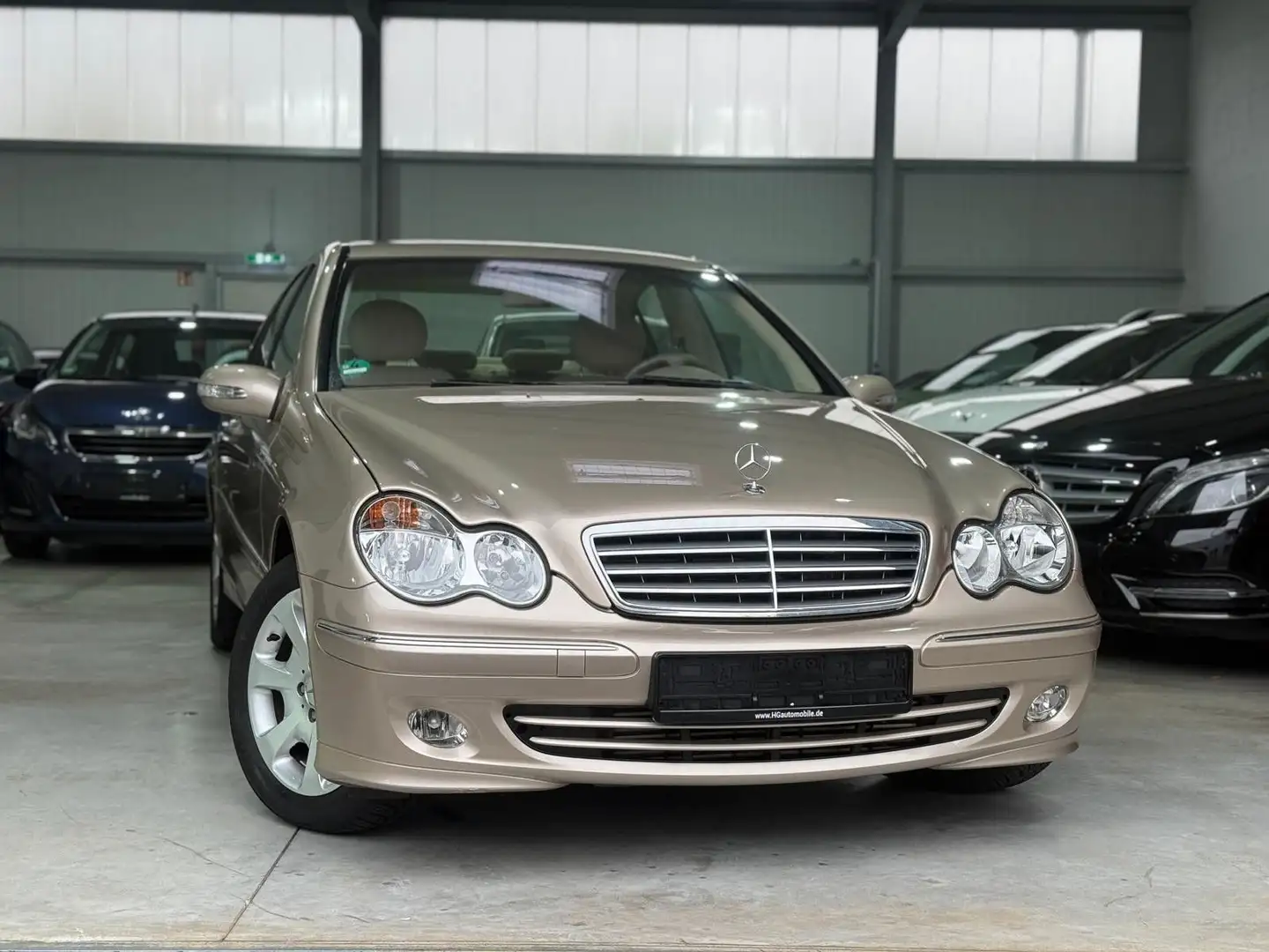 Mercedes-Benz C 200 Limousine 2Hand Beige - 1