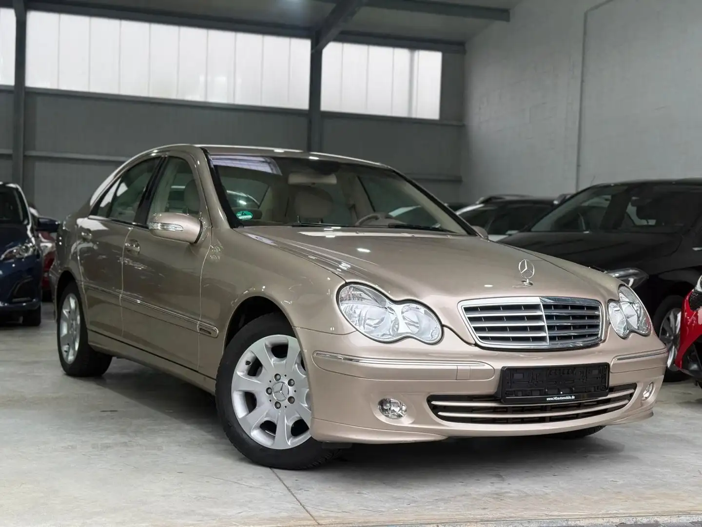 Mercedes-Benz C 200 Limousine 2Hand Beige - 2
