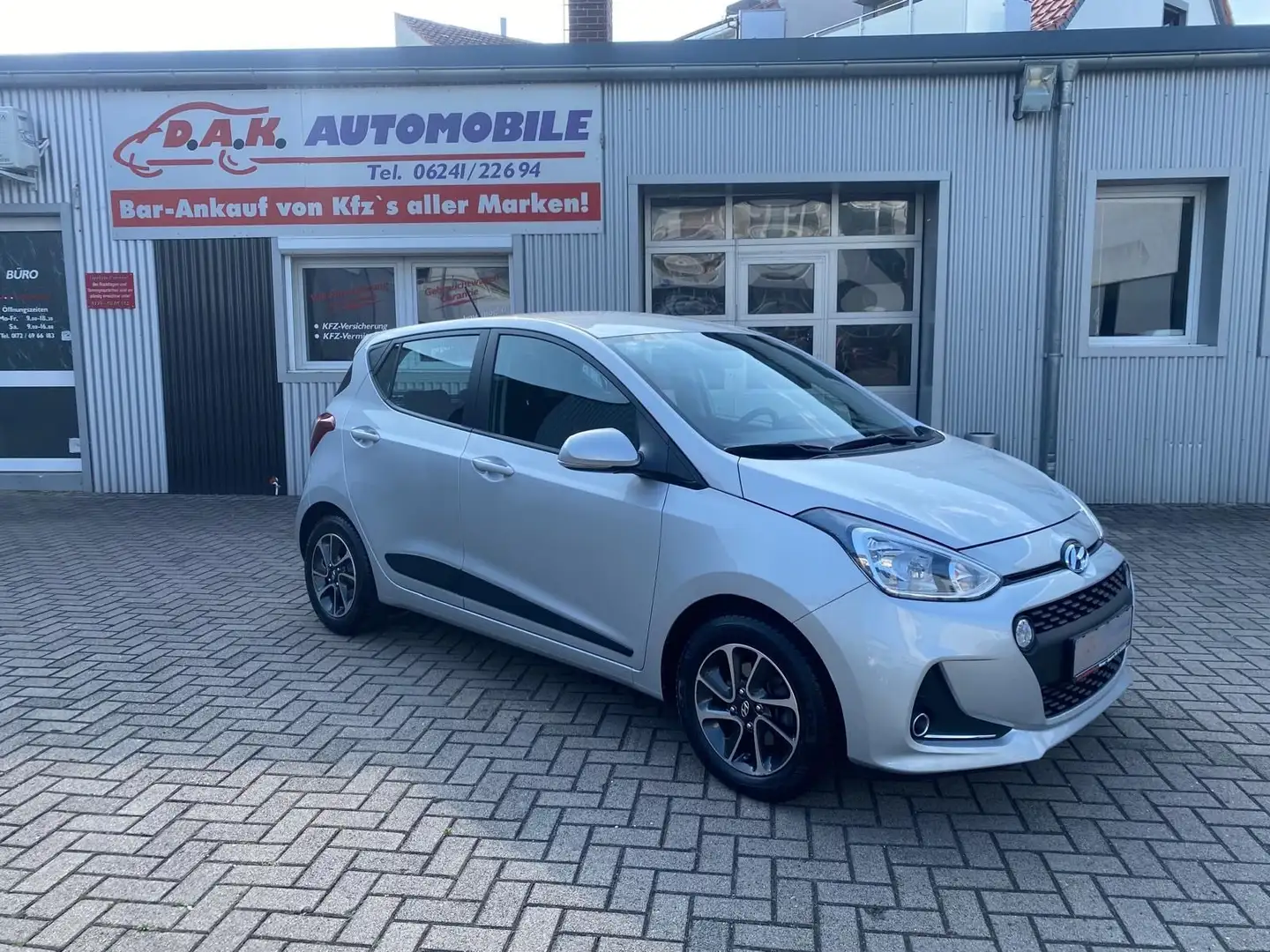 Hyundai i10 Style 1.Hand+14TKM+Navi+PDC.H.+BHZ.Lenkrad Silber - 1