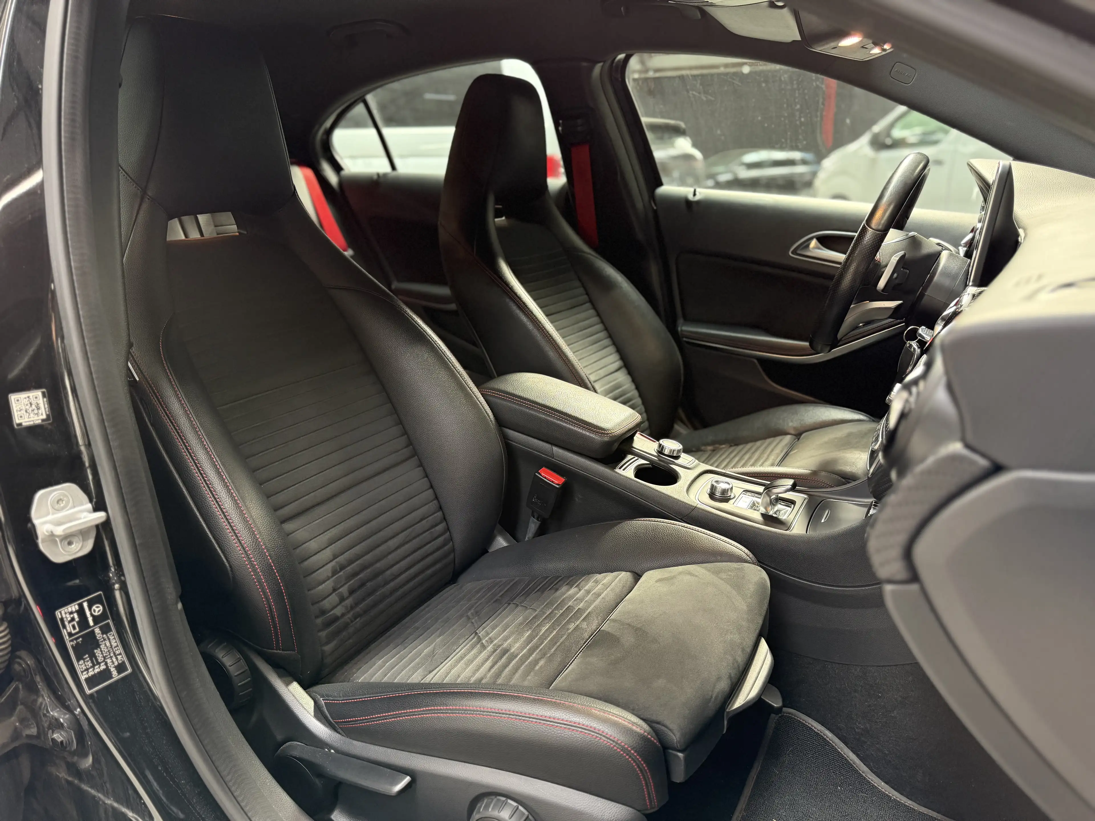 Mercedes-Benz A 45 AMG 4-Matic * FACELIFT * GPS * CLIM AUTO * RADAR AV/AR — photo 12