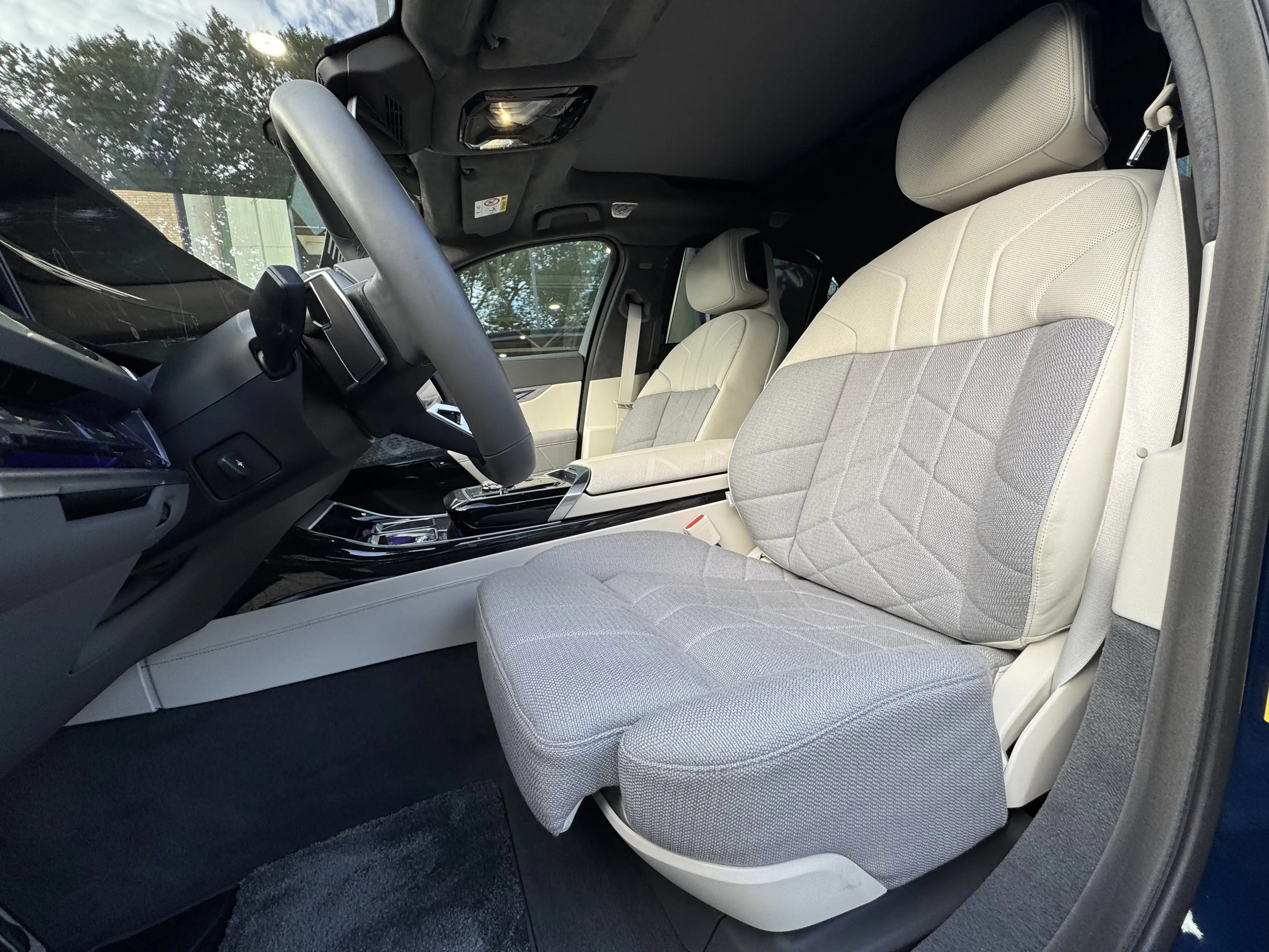 BMW i7 xDrive60 M Sport B&W AHK TV Lounge Pano Massage — photo 6