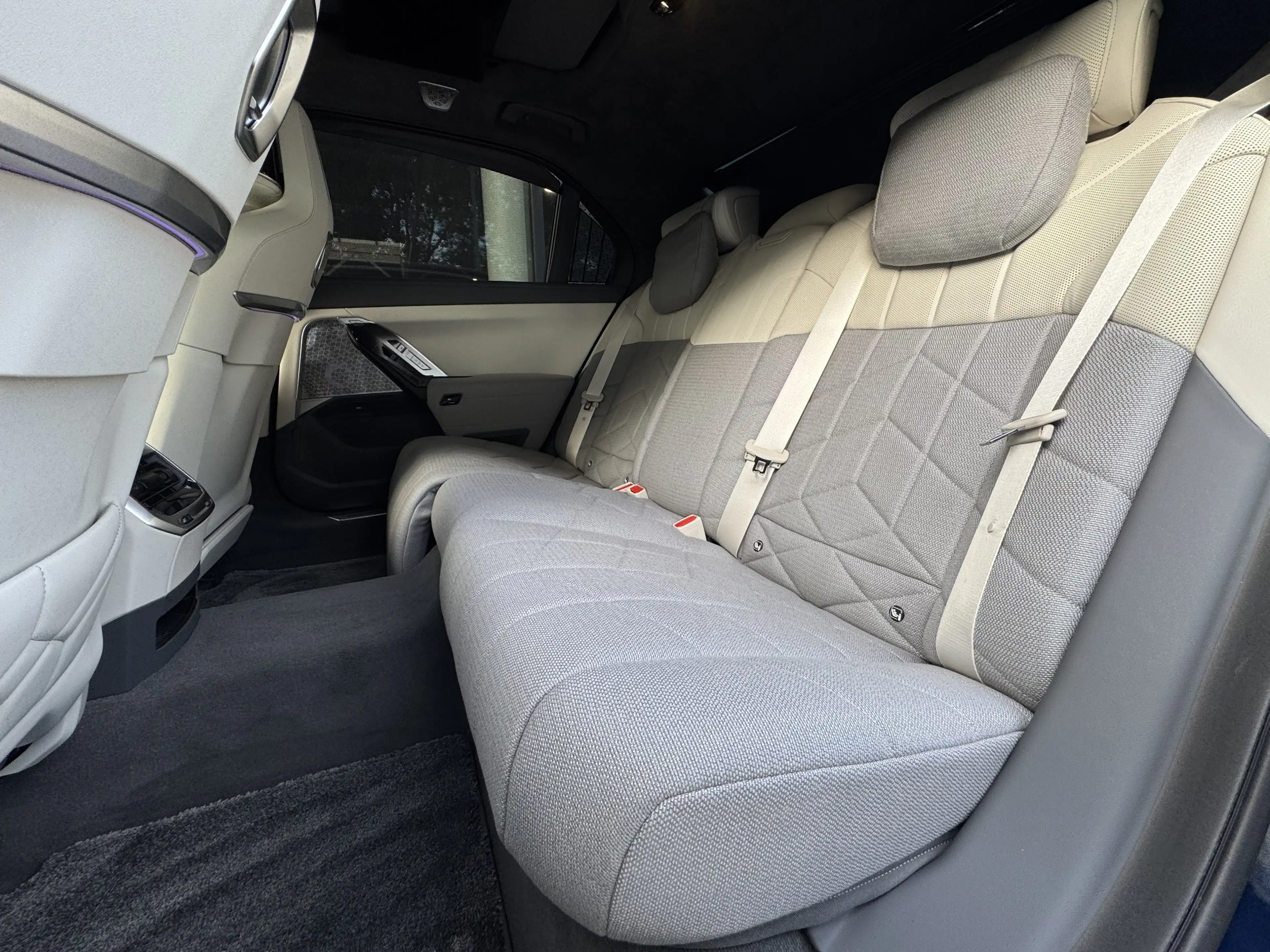 BMW i7 xDrive60 M Sport B&W AHK TV Lounge Pano Massage — photo 9