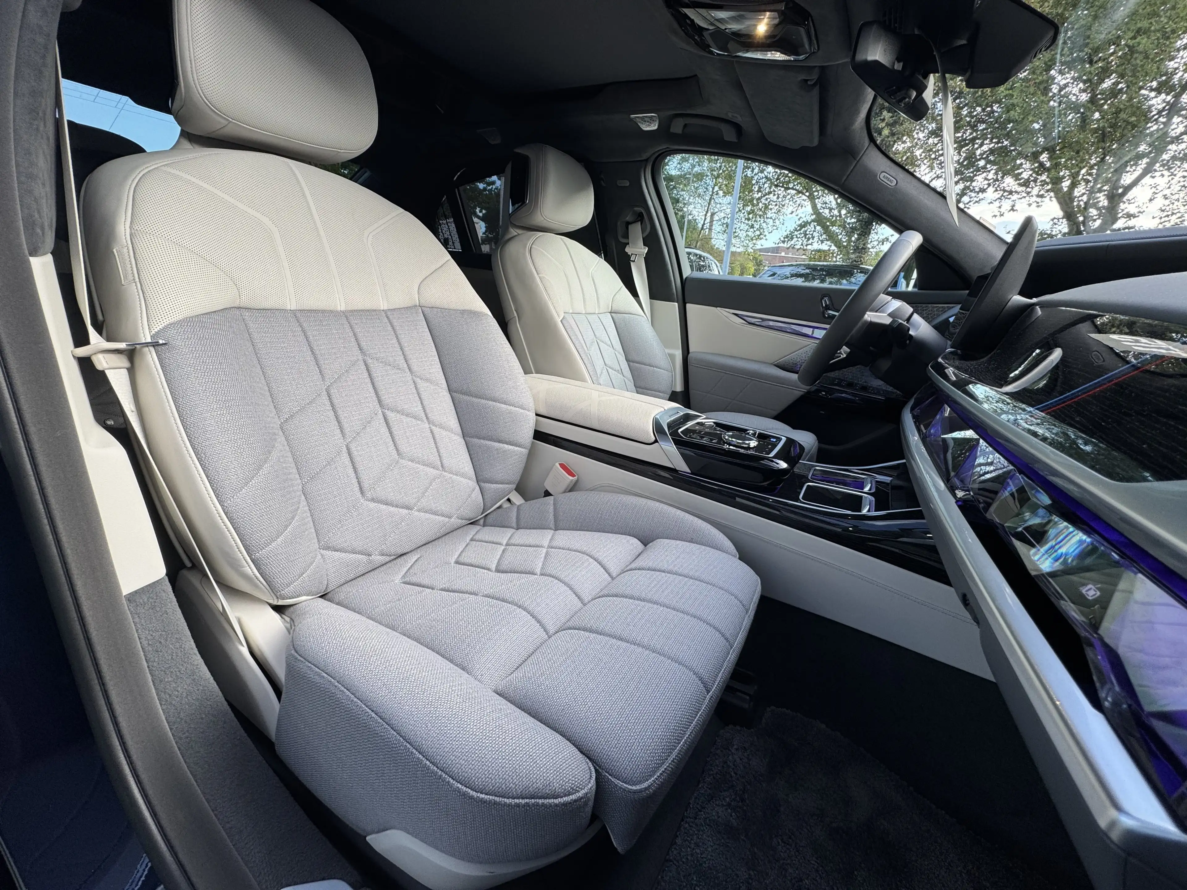 BMW i7 xDrive60 M Sport B&W AHK TV Lounge Pano Massage — photo 7