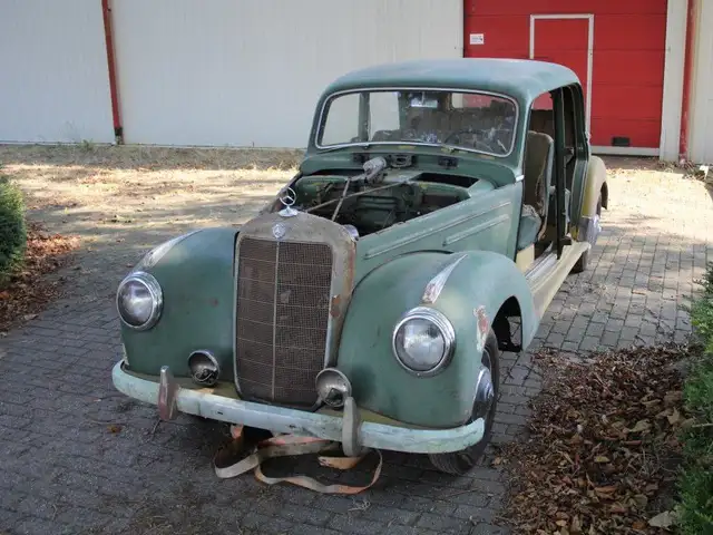 Mercedes-Benz 220 W187