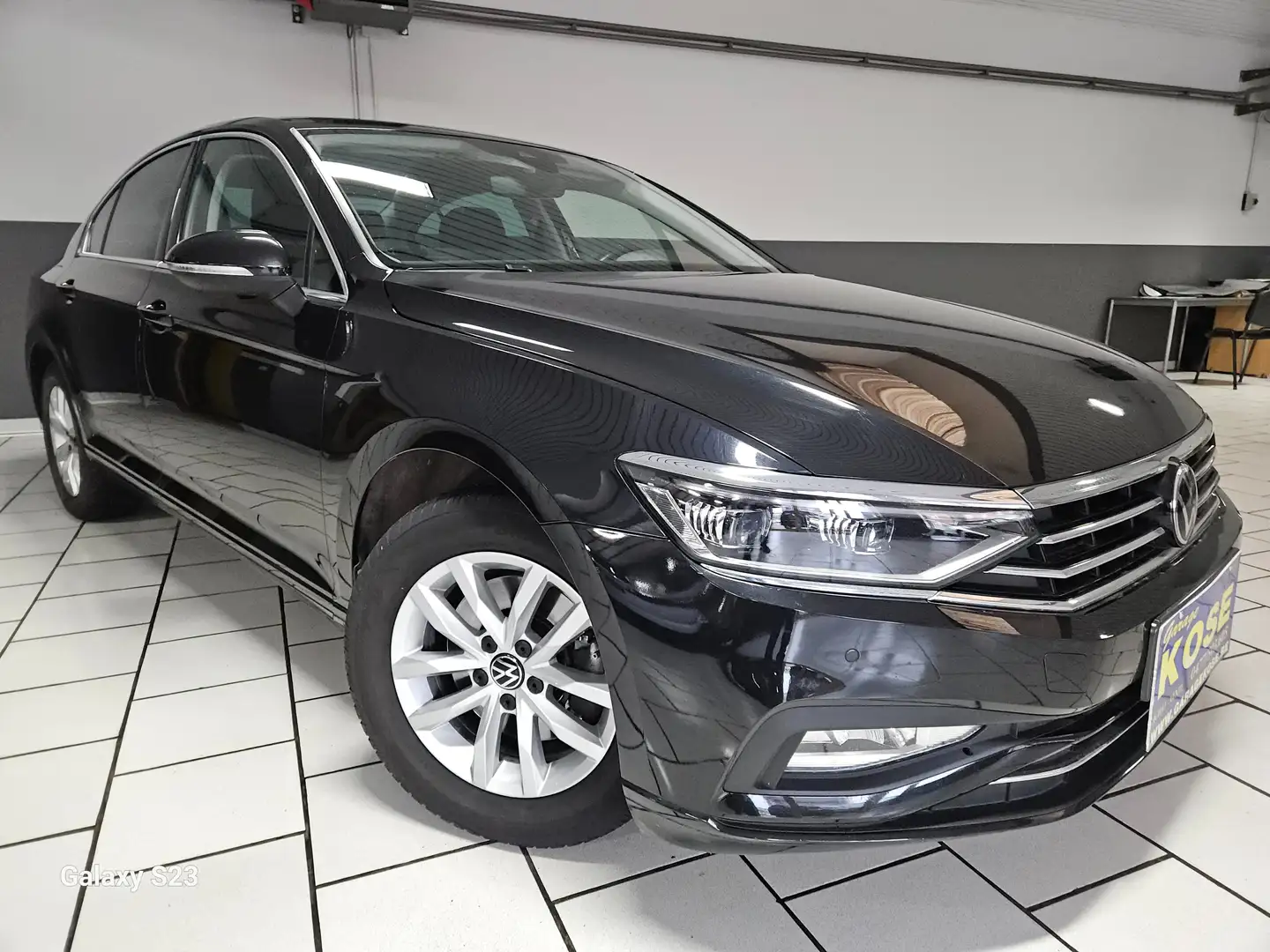 Volkswagen Passat 2.0 TDi DSG//CARPLAY//PHARES DYNAMIC //1ERE MAIN Zwart - 1