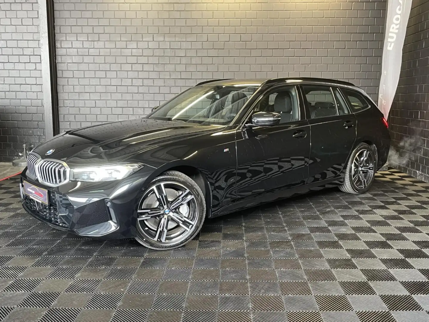 BMW 330 iA M-Sport xDrive Touring Noir - 1