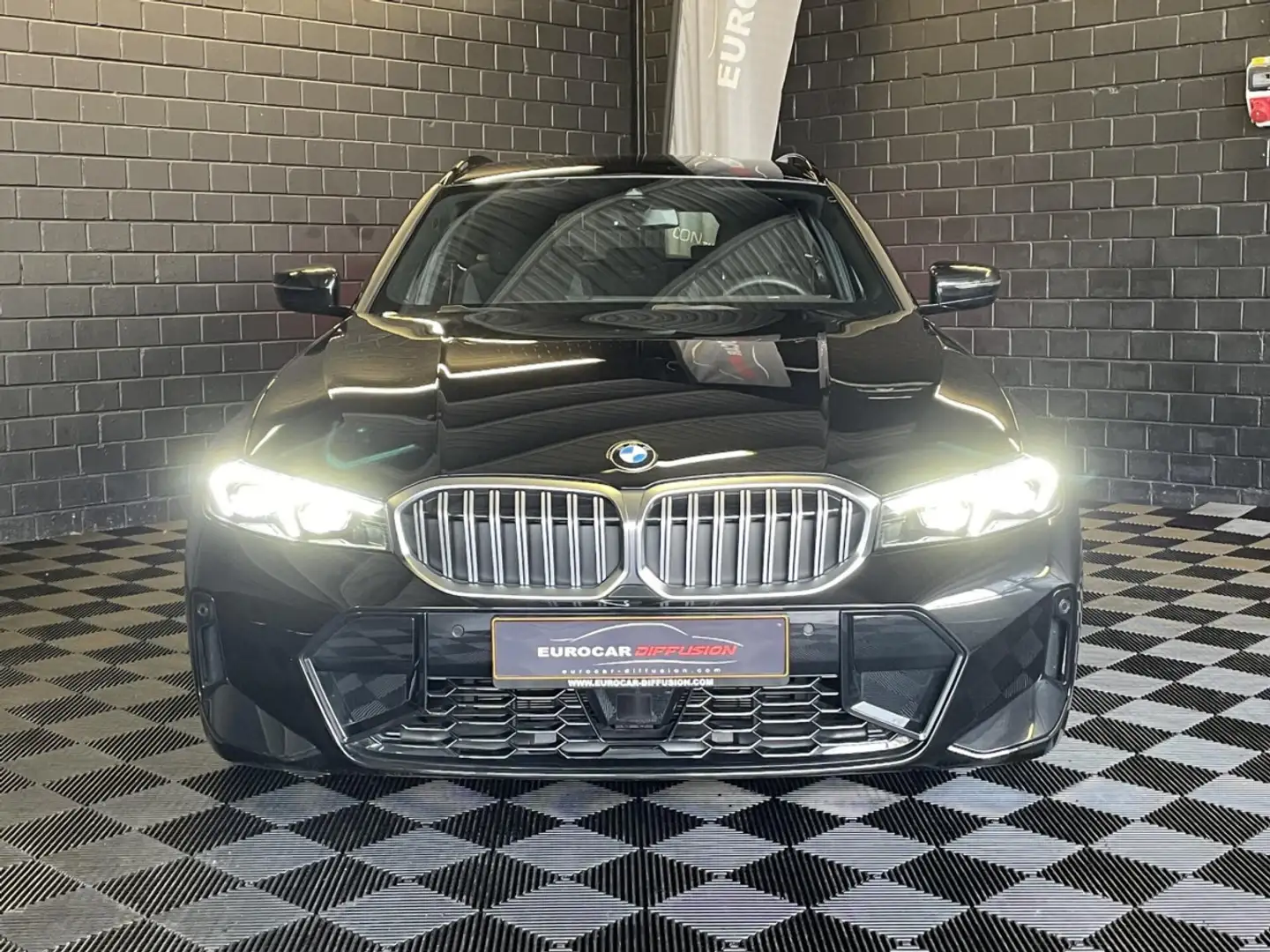 BMW 330 iA M-Sport xDrive Touring Noir - 2