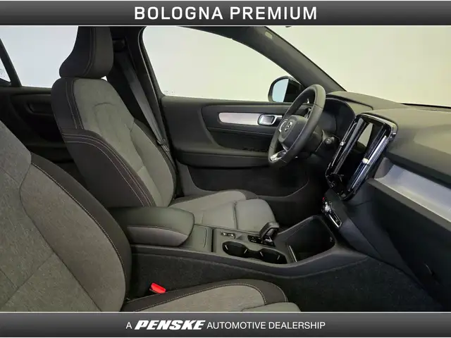 Volvo XC40 view 3
