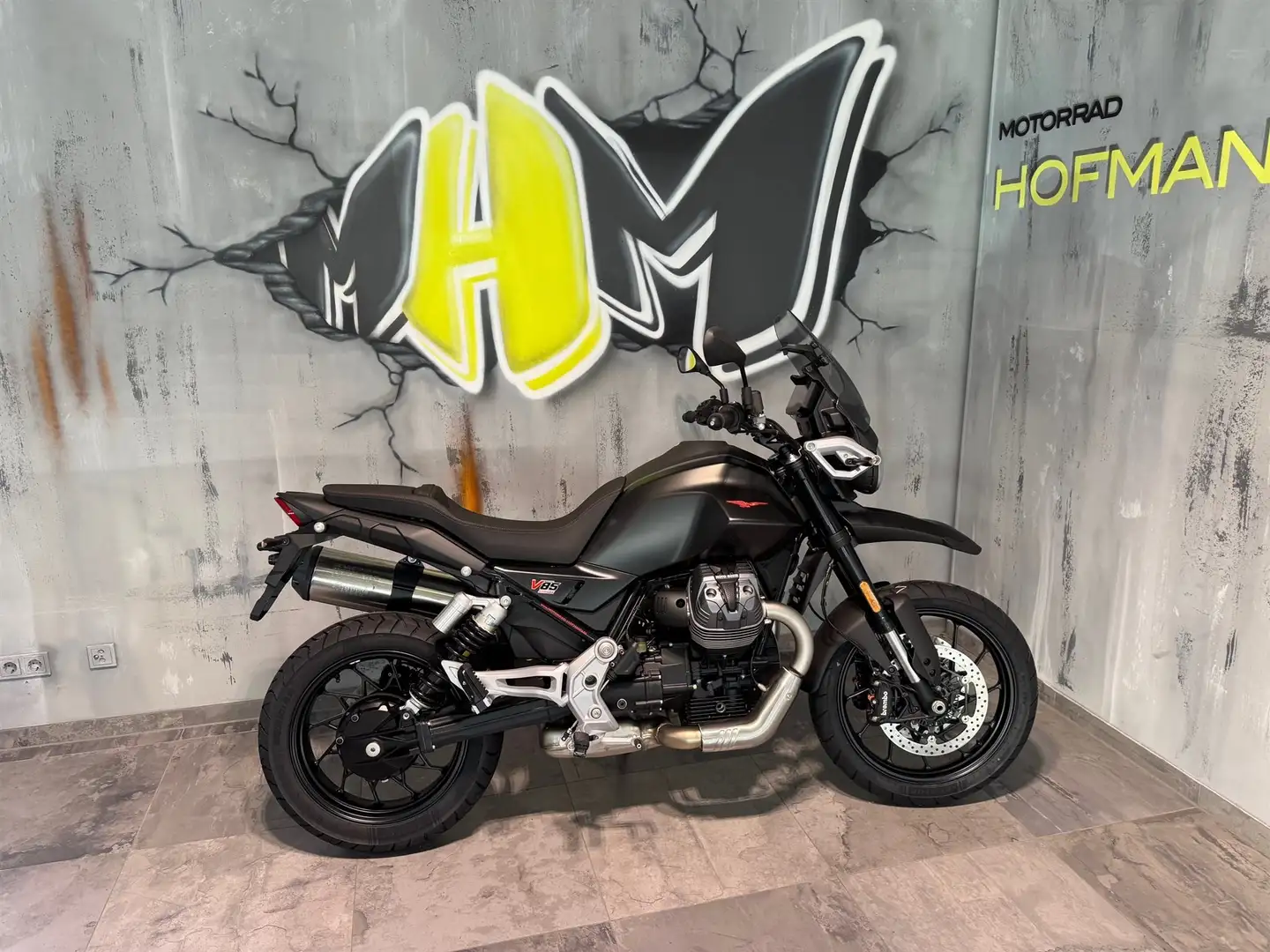 Moto Guzzi V 85 Aktionspreis grau und schwarz verfügbar Siyah - 1
