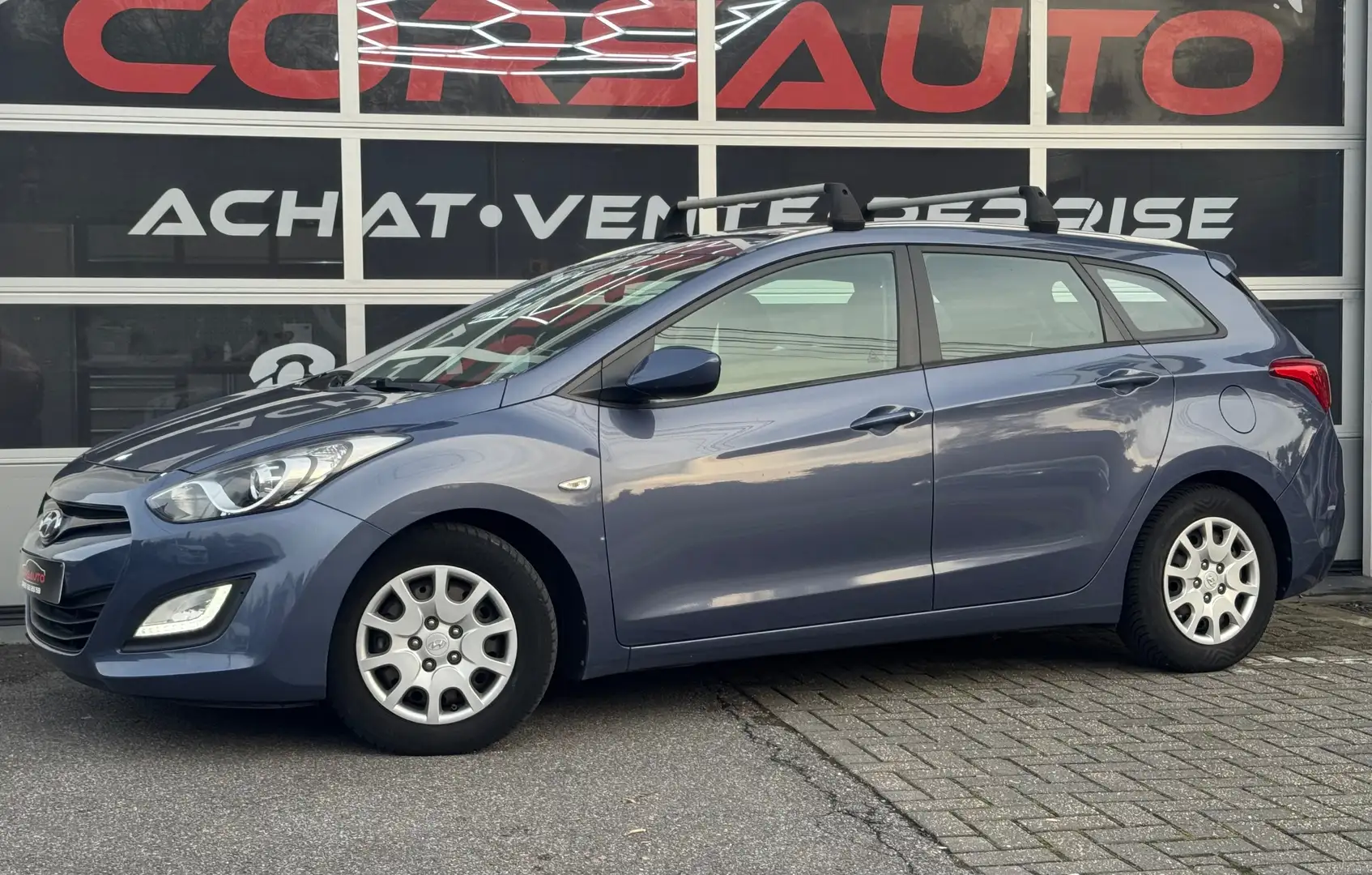 Hyundai i30 i30 SW 1.6 CRDi B AUTO CLIM RADIO DETECT USB ACC Bleu - 1