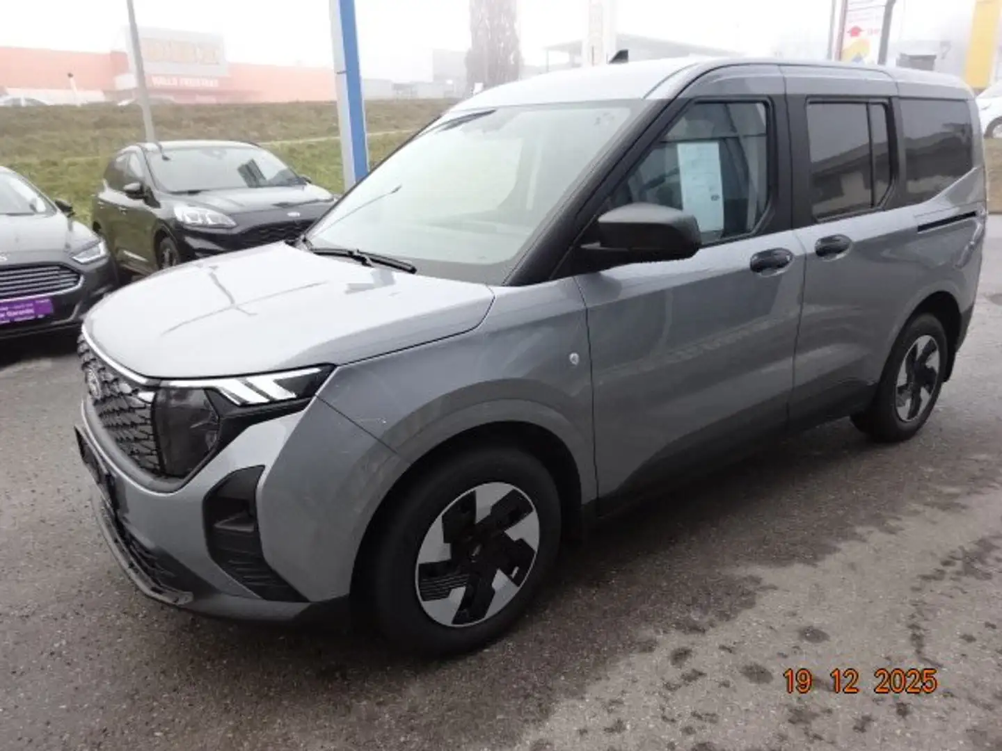 Ford Tourneo Courier BEV Trend Grau - 2