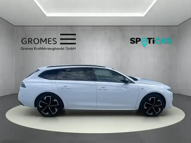 Peugeot 508 SW view 2