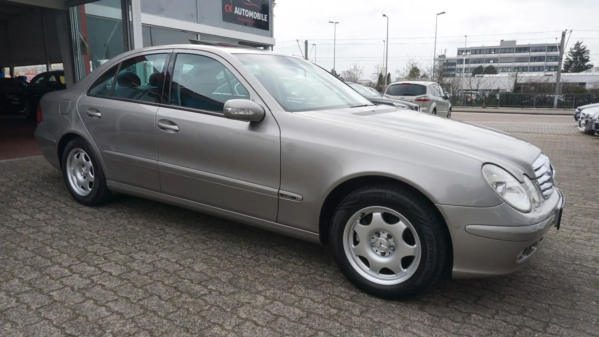 Mercedes-Benz E 240 Lim. KLIMA XENON PDC GSD AUTOMATIK!!! Silber - 2