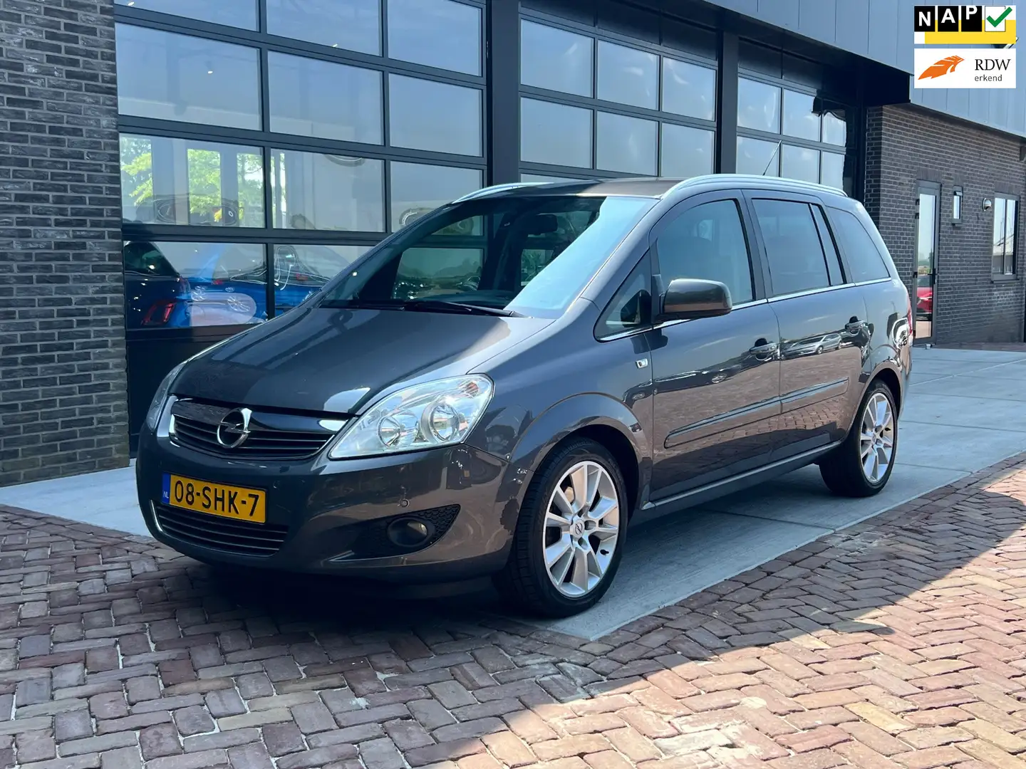 Opel Zafira 1.8 Cosmo | Leer | 7 Persoon | Clima | Cruise | Grijs - 1