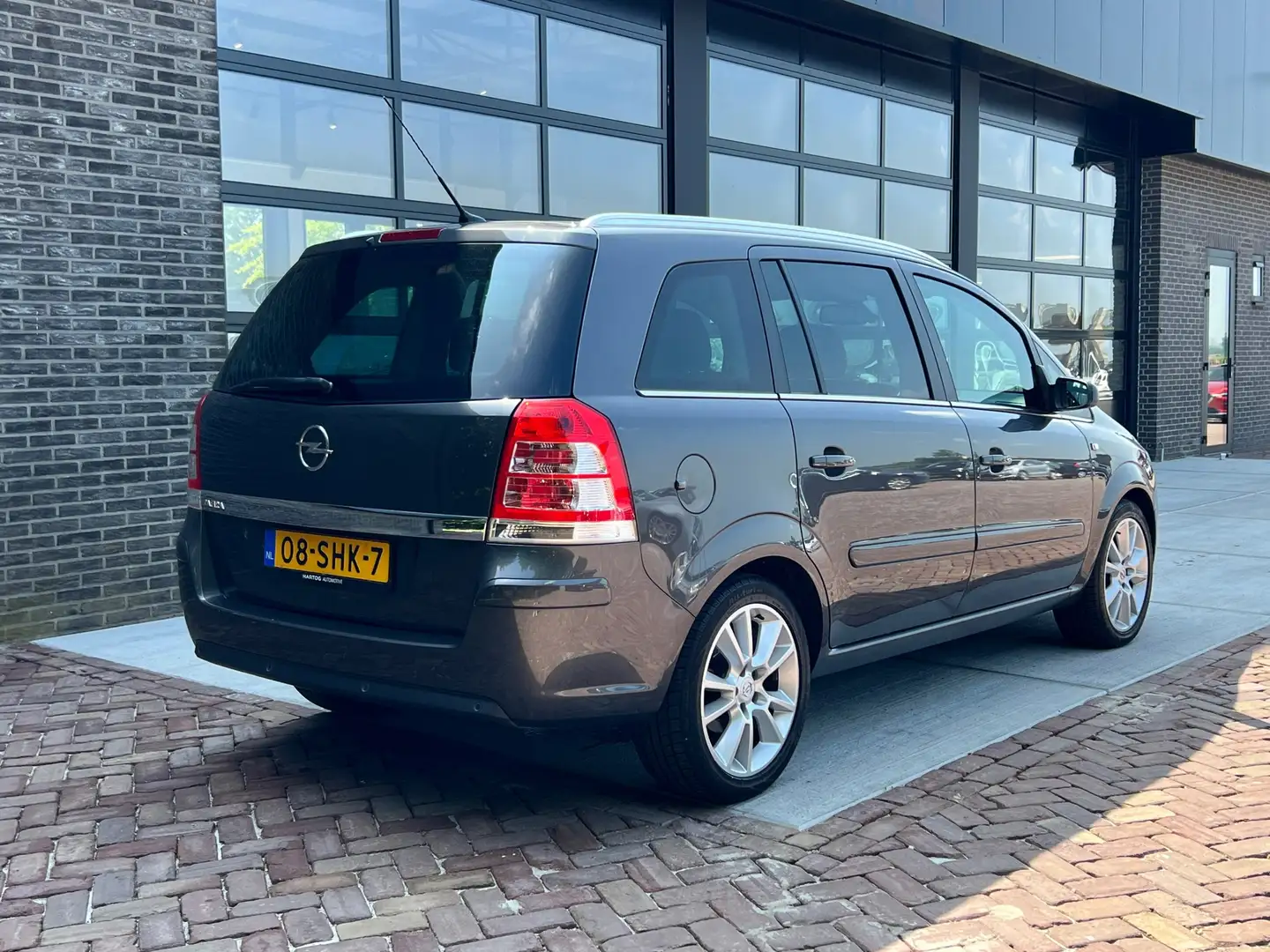 Opel Zafira 1.8 Cosmo | Leer | 7 Persoon | Clima | Cruise | Grijs - 2