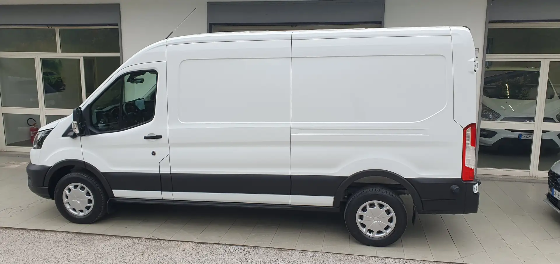 Ford E-Transit Van 350 L3H2 Trend 184CV Batt. 68KWh Auton. 317Km Wit - 2