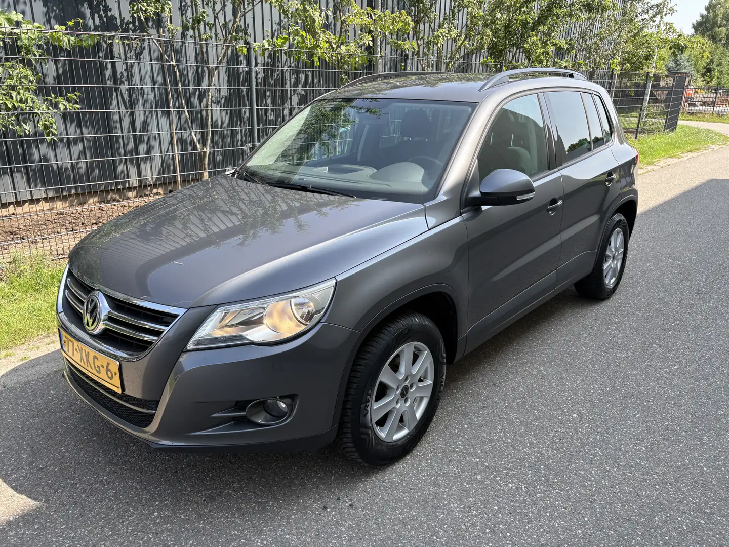 Volkswagen Tiguan 1.4 TSI Comfort&Design / NAVI / CRUISE / AIRCO / S Grijs - 2