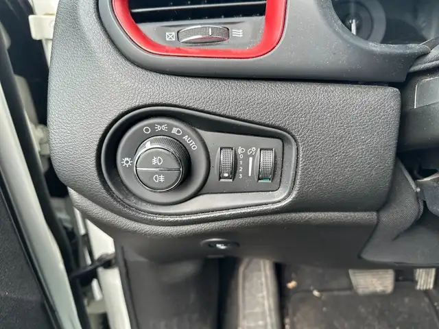 Jeep Renegade view 12