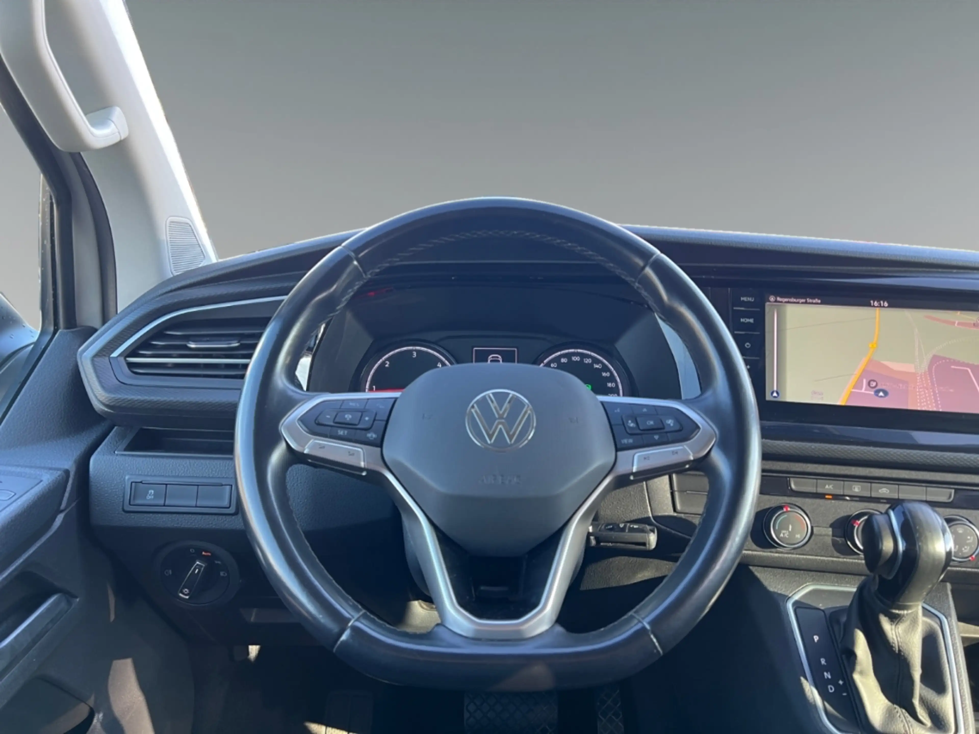 Volkswagen T6.1 Multivan FWD AHK Navi ACC Musikstreaming DAB Ausparkassiste — photo 3