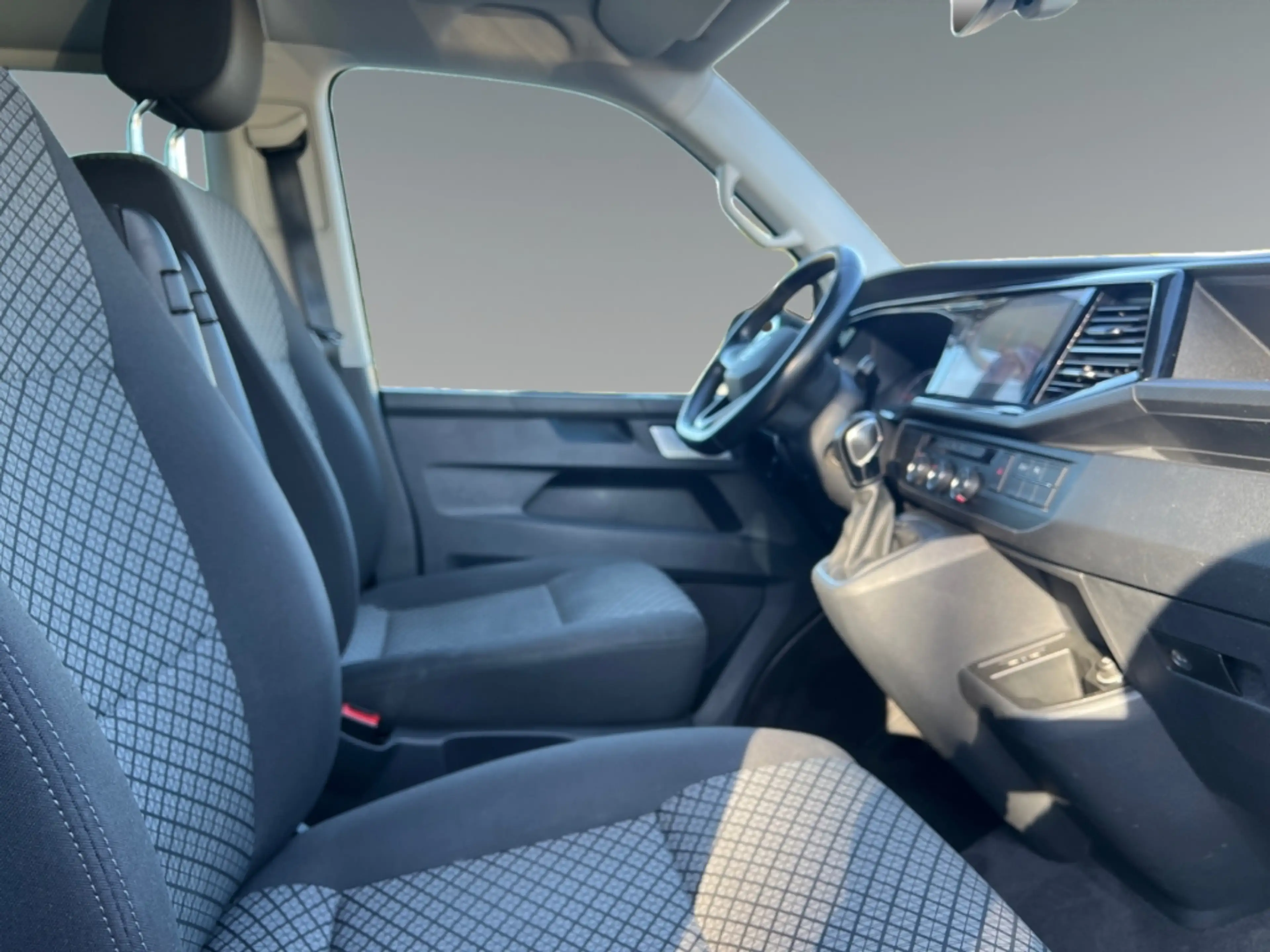 Volkswagen T6.1 Multivan FWD AHK Navi ACC Musikstreaming DAB Ausparkassiste — photo 7