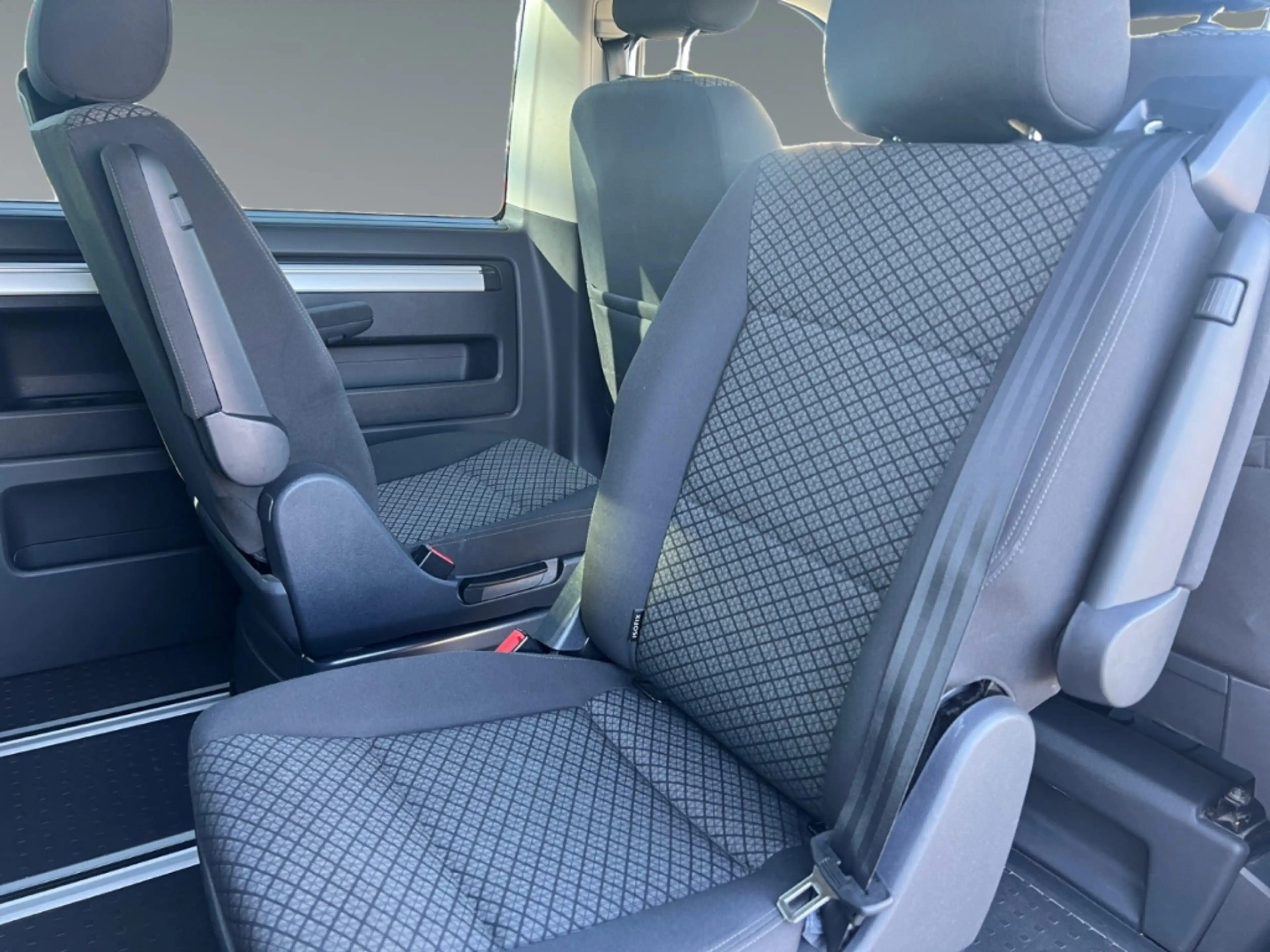Volkswagen T6.1 Multivan FWD AHK Navi ACC Musikstreaming DAB Ausparkassiste — photo 11