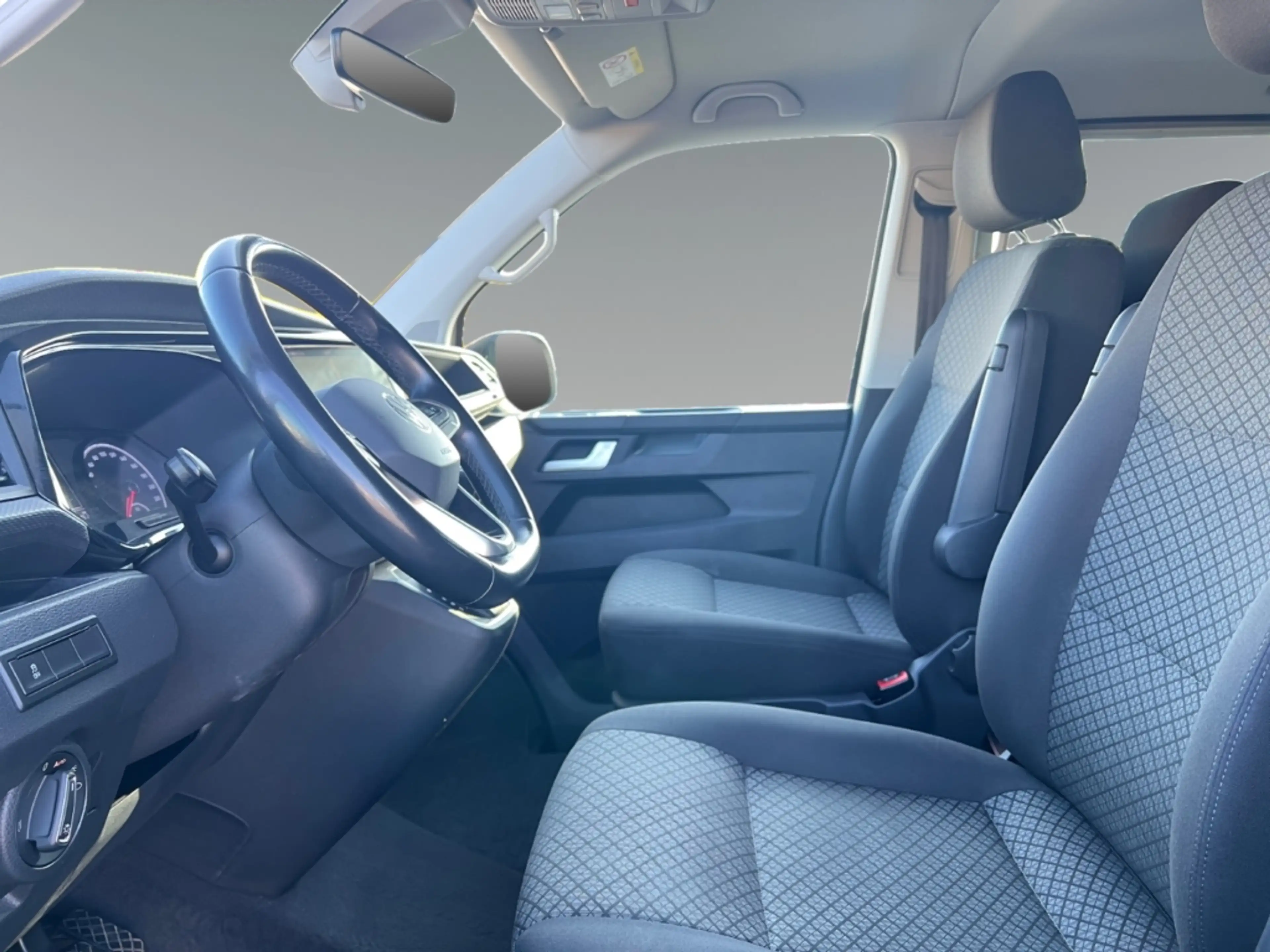 Volkswagen T6.1 Multivan FWD AHK Navi ACC Musikstreaming DAB Ausparkassiste — photo 4