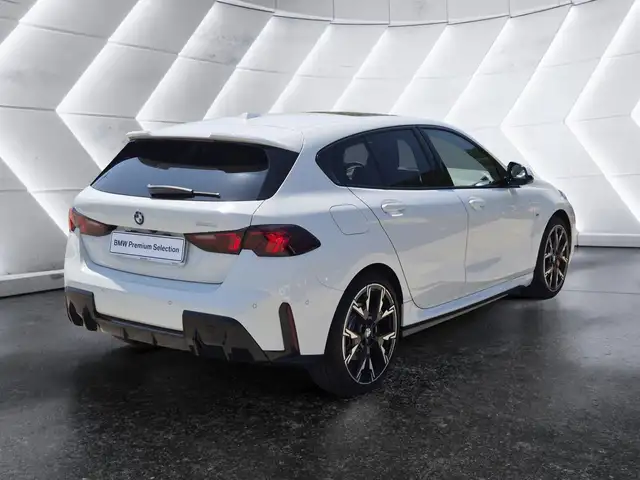 BMW 1 Series view 4
