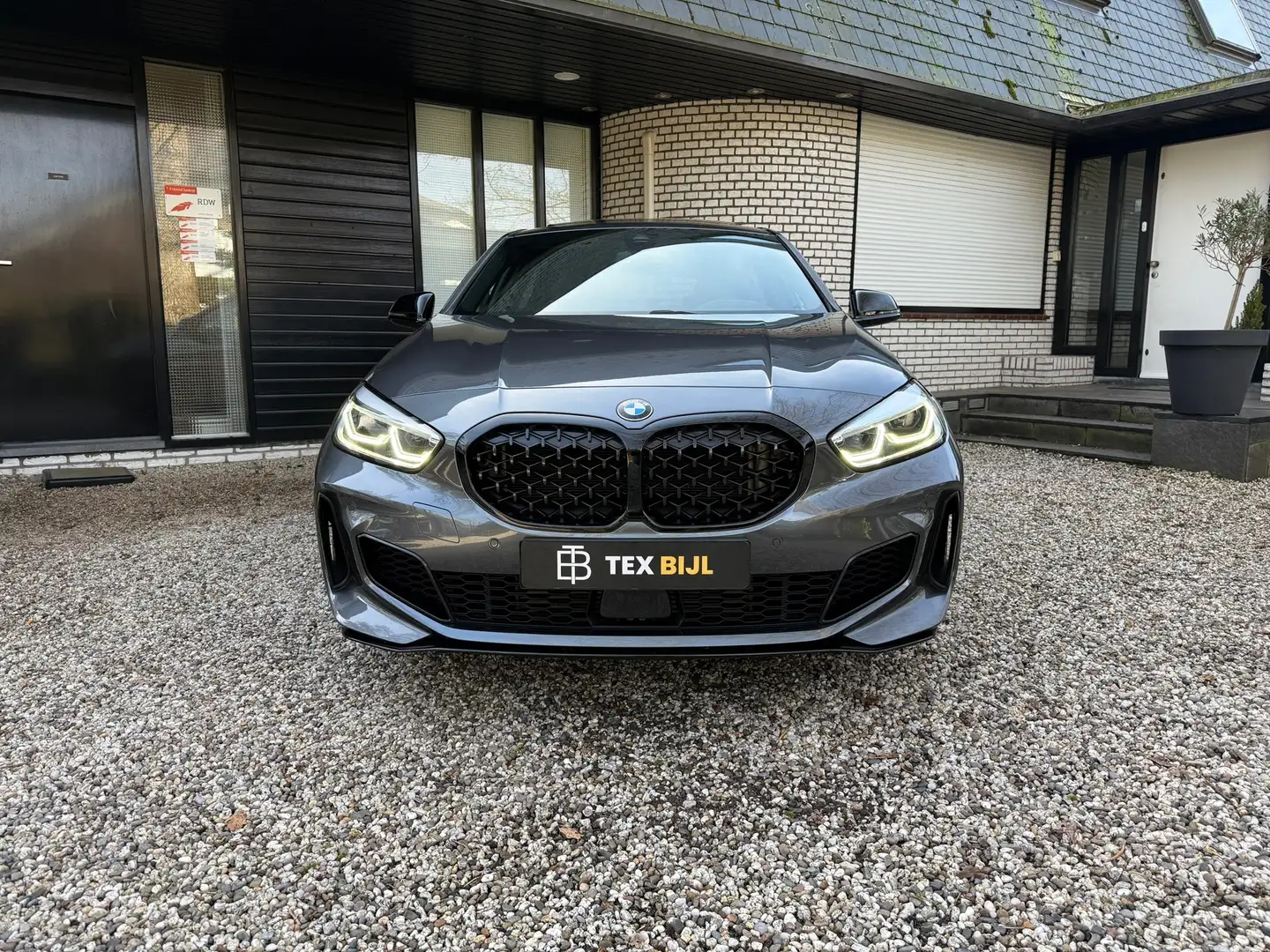 BMW 135 1-serie M135i xDrive High Executive |Pano|HUD|1e e Gris - 2
