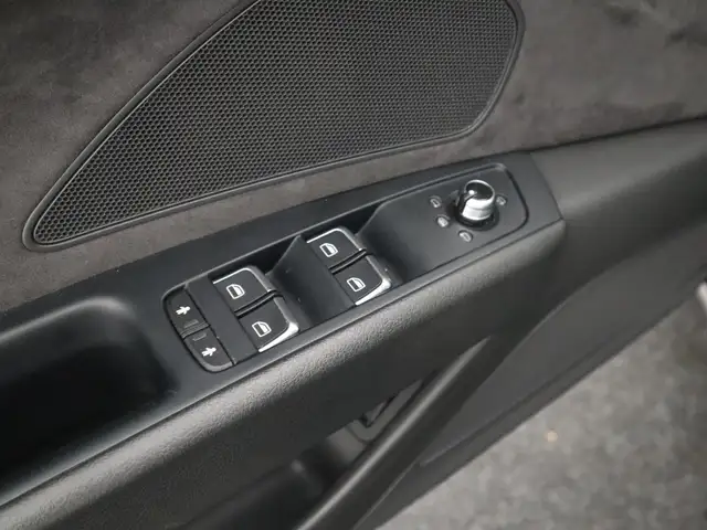 Audi A8 view 30